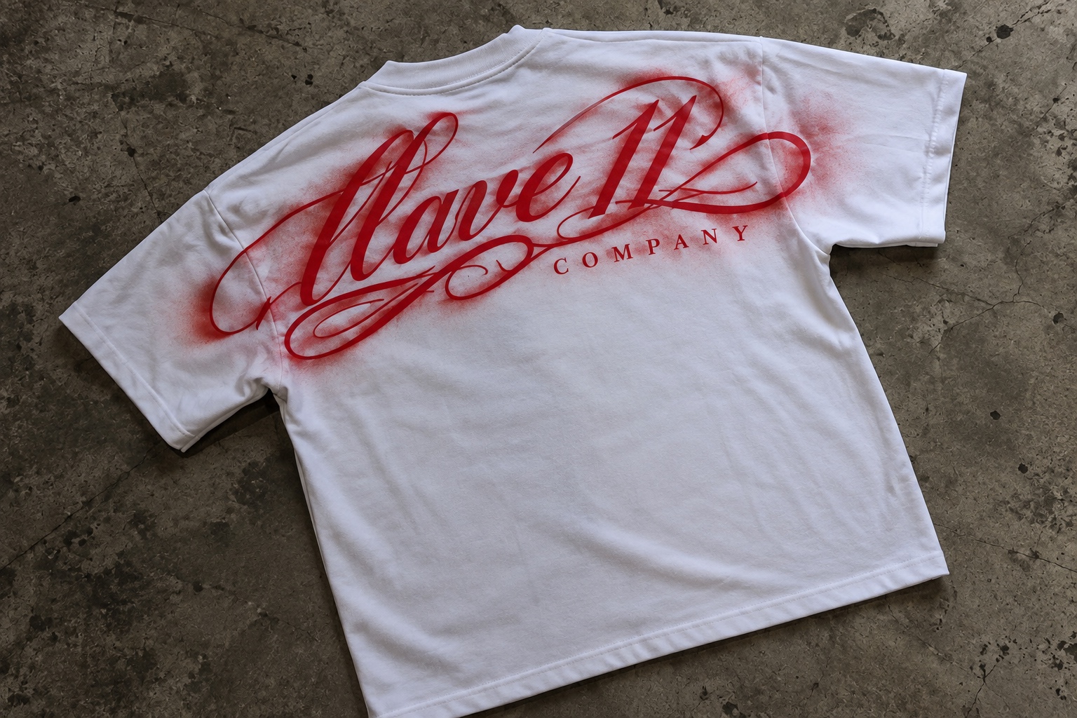Vista de espalda de la remera blanca y roja Llave 11 Company